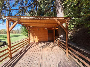 Slunná pergola. Vzadu vpravo je technická místnost. - Prodej chaty / chalupy 60 m², Smědčice