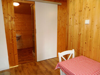 Z kuchyňky je vstup do koupelny a na WC. - Prodej chaty / chalupy 60 m², Smědčice