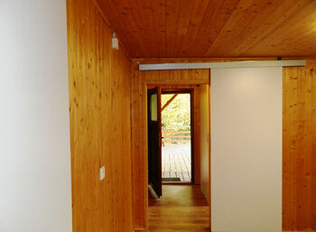 Posuvné dveře šetří místo. - Prodej chaty / chalupy 60 m², Smědčice