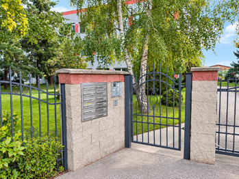 Branka - vstup na pozemek - Prodej bytu 2+kk v osobním vlastnictví 35 m², Kralupy nad Vltavou