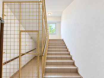 Kóje, schodiště - Prodej bytu 2+kk v osobním vlastnictví 35 m², Kralupy nad Vltavou