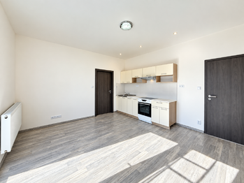 Obývací pokoj s kuchyňským koutem - Pronájem bytu 2+kk v osobním vlastnictví 44 m², Milovice