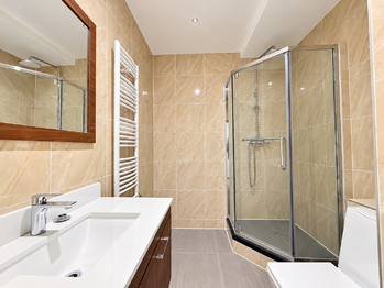 Koupelna - Pronájem bytu 2+kk v osobním vlastnictví 44 m², Milovice