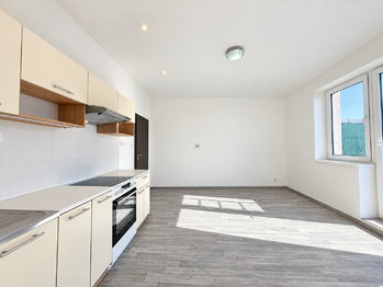 Obývací pokoj s kuchyňským koutem - Pronájem bytu 2+kk v osobním vlastnictví 44 m², Milovice 