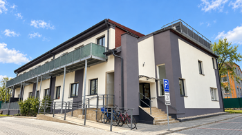 Pohled na dům - Pronájem bytu 2+kk v osobním vlastnictví 44 m², Milovice