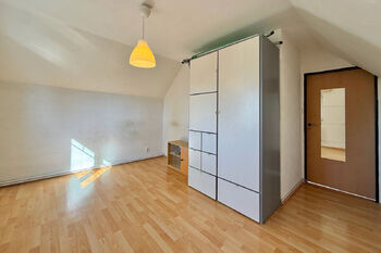 dětský pokoj - pracovna v patře - Prodej domu 157 m², Jílové u Prahy