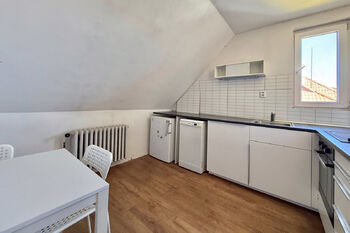 kuchyně v patře - Prodej domu 157 m², Jílové u Prahy