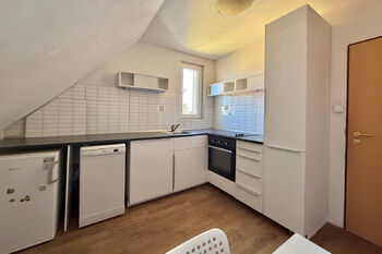 kuchyně v patře - Prodej domu 157 m², Jílové u Prahy