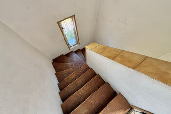 schodiště do patra - Prodej domu 157 m², Jílové u Prahy