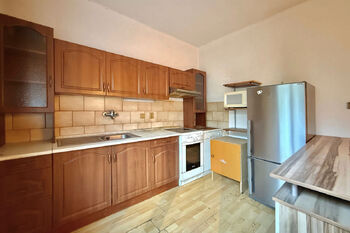kuchyně v přízemí - Prodej domu 157 m², Jílové u Prahy