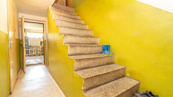 Schody na 1np - Prodej domu 212 m², Roztoky u Jilemnice