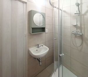 je tady sprchový kout a umyvadlo. - Pronájem bytu 1+kk v osobním vlastnictví 19 m², Lubná