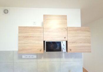 V horní části je mikrovlná trouba, - Pronájem bytu 1+kk v osobním vlastnictví 19 m², Lubná