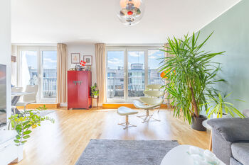 Obývací pokoj s výstupem na jižní terasu - Prodej bytu 3+kk v osobním vlastnictví 111 m², Praha 5 - Smíchov 