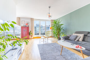 Obývací pokoj s výstupem na jižní terasu - Prodej bytu 3+kk v osobním vlastnictví 111 m², Praha 5 - Smíchov