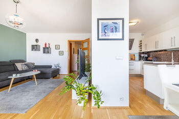 Obývací pokoj a kuchyně - Prodej bytu 3+kk v osobním vlastnictví 111 m², Praha 5 - Smíchov