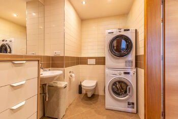 Koupelna s toaletou - Prodej bytu 3+kk v osobním vlastnictví 111 m², Praha 5 - Smíchov