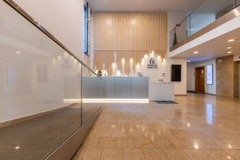 Vstupní foyer s recepcí - Prodej bytu 3+kk v osobním vlastnictví 111 m², Praha 5 - Smíchov