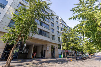 Pohled na dům z ulice Karla Engliše - Prodej bytu 3+kk v osobním vlastnictví 111 m², Praha 5 - Smíchov