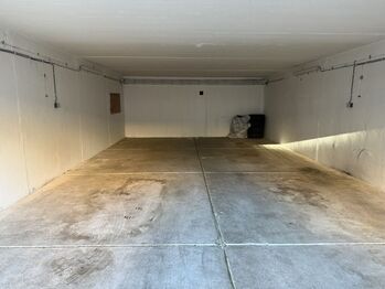 Celkový prostor - vlevo podnajímané garáže - Pronájem garáže 36 m², Praha 4 - Podolí 