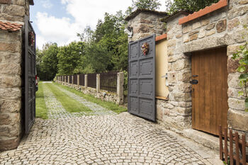 příjezdová cesta - Prodej ubytovacího zařízení 550 m², Strmilov