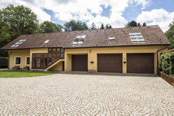 budova s aparmány - Prodej ubytovacího zařízení 550 m², Strmilov