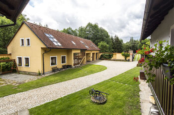 pohled na budovu s aparmány - Prodej ubytovacího zařízení 550 m², Strmilov