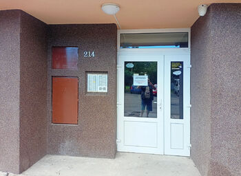 Vstupní dveře jsou plastové, - Pronájem bytu 1+kk v osobním vlastnictví 17 m², Lubná