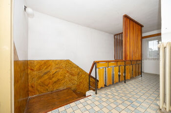 schodiště domu - Prodej domu 450 m², Slavětín nad Metují