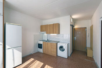Kuchyňská linka s pračkou - Pronájem bytu 1+1 v osobním vlastnictví 36 m², Karlovy Vary