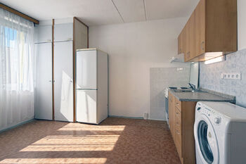 Kuchyň pohled od pokoje - Pronájem bytu 1+1 v osobním vlastnictví 36 m², Karlovy Vary 