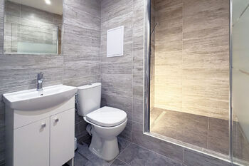 Koupelna s WC - Pronájem bytu 1+1 v osobním vlastnictví 36 m², Karlovy Vary