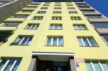 Pohled na dům - Pronájem bytu 1+1 v osobním vlastnictví 36 m², Karlovy Vary