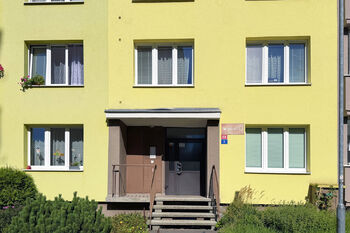 Vchod do domu - Pronájem bytu 1+1 v osobním vlastnictví 36 m², Karlovy Vary