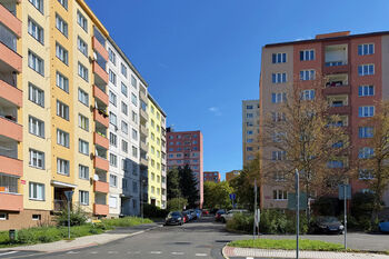 Pohled na dům - Pronájem bytu 1+1 v osobním vlastnictví 36 m², Karlovy Vary