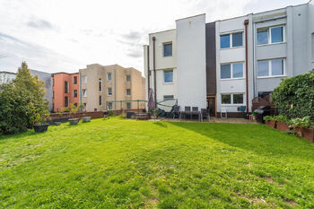 Pohled na dům ze zahrady - Prodej bytu 3+kk v osobním vlastnictví 88 m², Praha 9 - Újezd nad Lesy