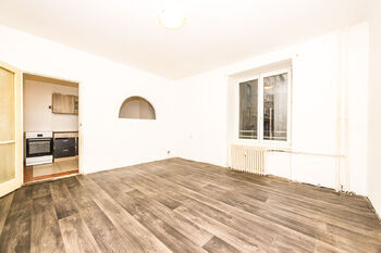Obývací pokoj se vstupem do kuchyně - Prodej bytu 1+1 v osobním vlastnictví 38 m², Most
