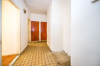 chodba bytu - Prodej bytu 1+1 v osobním vlastnictví 38 m², Most