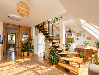 Obývací pokoj s kuchyňským koutem - Pronájem bytu 4+kk v osobním vlastnictví 134 m², Praha 3 - Žižkov
