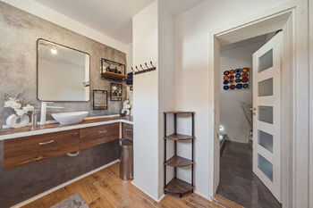 Koupelna s toaletou - Prodej domu 109 m², Benešov nad Ploučnicí