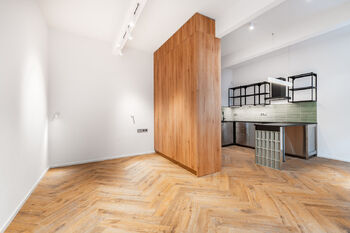 Obývací prostor - Pronájem bytu 1+kk v osobním vlastnictví 45 m², Praha 10 - Vršovice