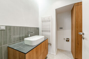 Koupelna - Pronájem bytu 1+kk v osobním vlastnictví 45 m², Praha 10 - Vršovice