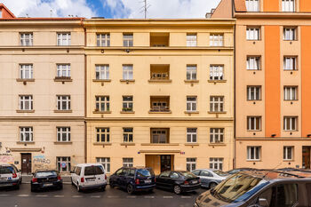 Pohled na dům - Pronájem bytu 1+kk v osobním vlastnictví 45 m², Praha 10 - Vršovice