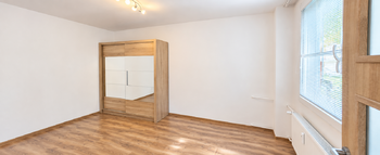pokoj, pohled l - Prodej bytu 1+1 v osobním vlastnictví 36 m², Louny