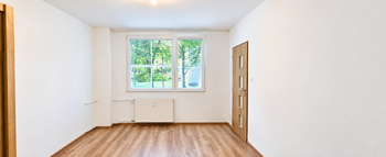 pokoj, pohled lll - Prodej bytu 1+1 v osobním vlastnictví 36 m², Louny