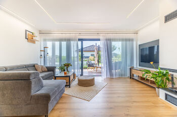 obývací pokoj s východem na terasu - Prodej domu 180 m², Černuc