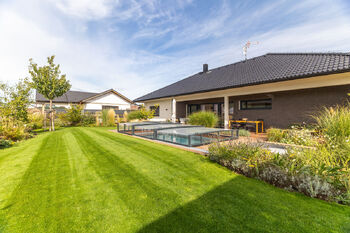 pohled na dům ze zahrady - Prodej domu 180 m², Černuc 
