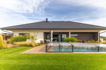 pohled na dům ze zahrady - Prodej domu 180 m², Černuc
