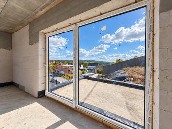 Výhled z obývacího pokoje - Prodej domu 199 m², Jílové u Prahy