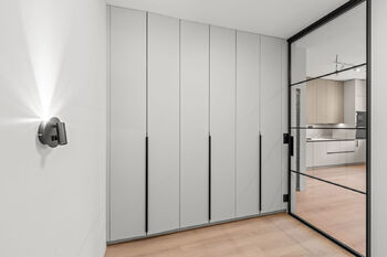 šatní skříň ložnice - Prodej bytu 2+kk v osobním vlastnictví 40 m², Praha 8 - Libeň